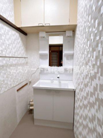 南万丁目貸家の洗面所|シャワー付き洗面化粧台