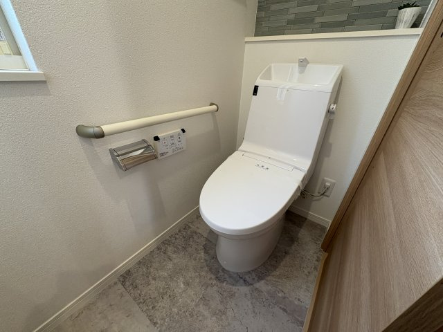 ☆家具・エアコン・テレビ・照明付き☆明石市小久保６丁目戸建のトイレ