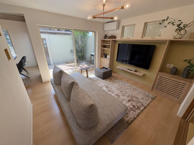 ☆家具・エアコン・テレビ・照明付き☆明石市小久保６丁目戸建の居間・リビング|◎リビングからつながるフラットウッドデッキ