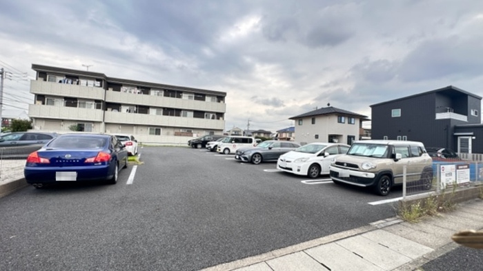 リス　メゾンの駐車場