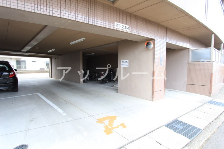 名古屋市北区楠１丁目の賃貸マンションの駐車場