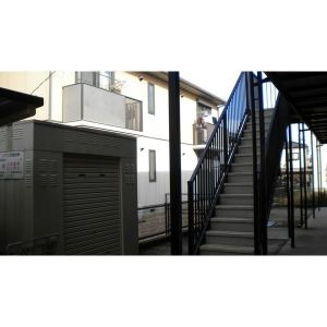 春日井市前並町２丁目のアパートのエントランス