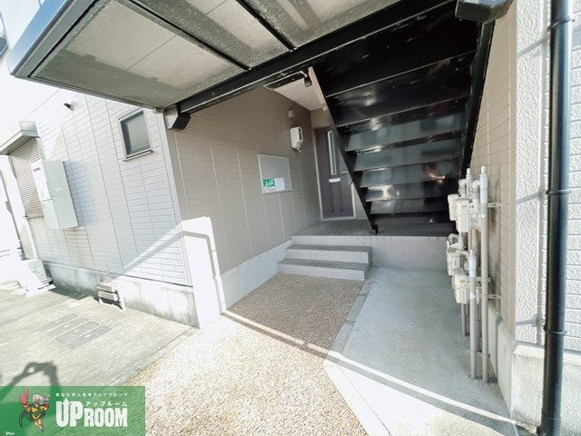 小牧市外堀１丁目のアパートのエントランス