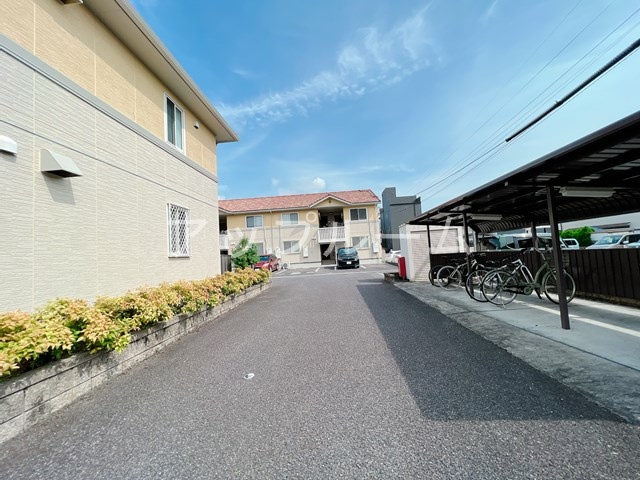 春日井市上条町３丁目のハイツの駐車場