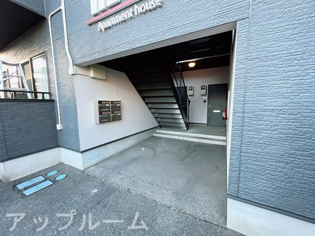 春日井市神明町のアパートのエントランス
