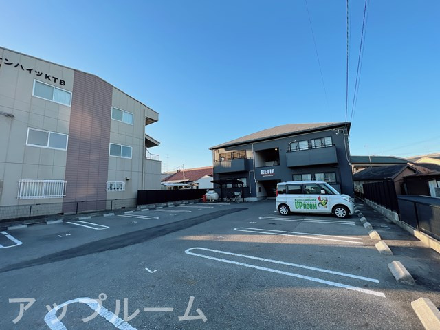 春日井市神明町のアパートの駐車場