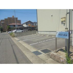 プラネット前並の駐車場