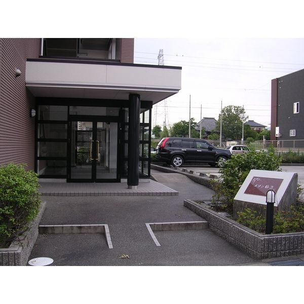 春日井市気噴町４丁目の賃貸マンションのエントランス