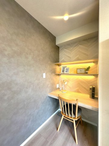 コーポ押上の洋室|作業に集中できるワークスペースを設けてあるので、オンとオフの切り替えを容易にし作業効率を向上させます。また、家の中が散らかりにくくなり、生活空間を有効活用できます。﻿