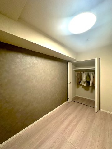 コーポ押上の洋室|静かに流れる時間とやわらかな光のグラデーションに包まれる洋室。ここは暮らす人の感性をそっと受け止め、毎日を美しく彩る特別な空間です。