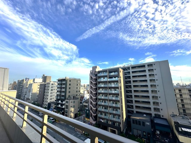 コーポ押上の展望|外の景色が、ただの風景ではなく“暮らしの一部”になる住まい。窓の向こうに広がる空や街並みが、毎日に彩りと深呼吸をくれる、そんな豊かさがここにはあります。