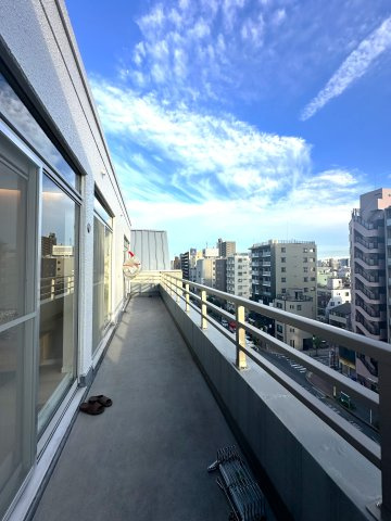 コーポ押上のバルコニー|そよぐ風と広がる空が心地よく包み込み、日々の疲れをやさしく癒すバルコニー。朝の爽やかな光を浴び、夕暮れの穏やかな色合いに心がほどける、くつろぎのひとときをお届けします。