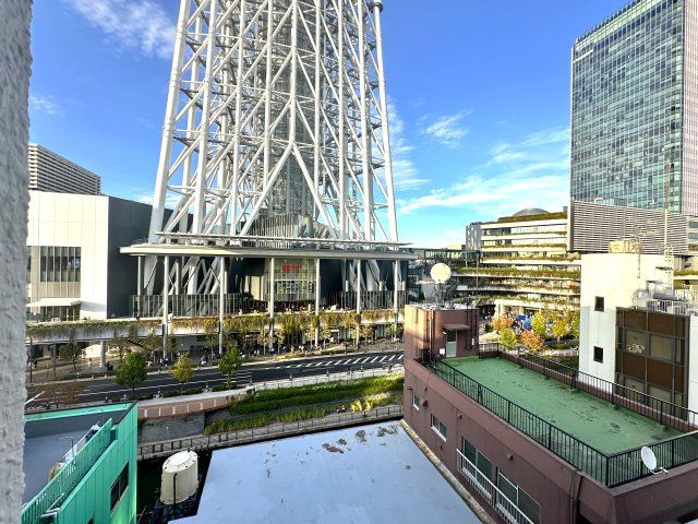 コーポ押上の展望|洋室の窓からはスカイツリー・東京ソラマチが目の前に。暮らしのリズムに優しく寄り添います。空の移ろい、そよぐ風、遠くの街灯りが日常に静かな豊かさと安らぎをもたらしてくれます。