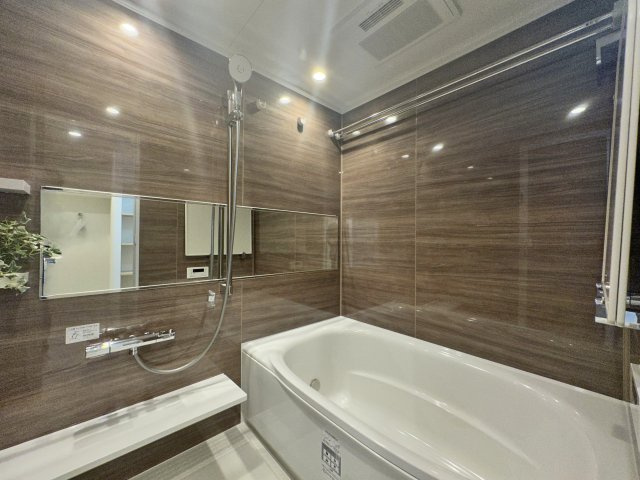 コーポ押上の浴室|家族みんなの疲れをやさしく包み込む、広々とした癒しのバスルーム。ゆったりとくつろげる空間で、日々のストレスもすっと解きほぐされる、心身ともにリラックスできるひとときをお届けします。