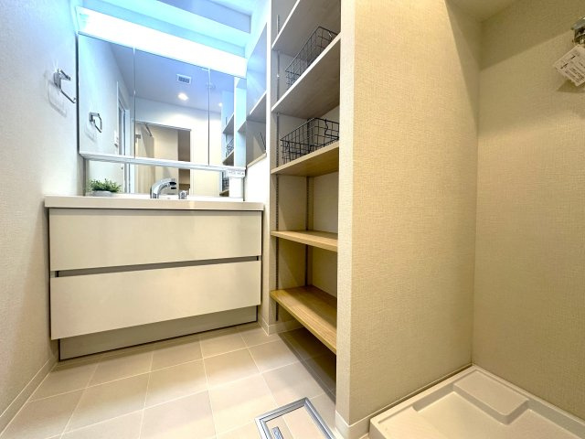 コーポ押上の独立洗面台|明るい洗面スペースは、使いやすさを徹底的に追求した設計です。忙しい朝も快適に自然と笑顔がこぼれる心地よいひとときを叶えます。毎日の身支度がスムーズに整う、家族みんなに優しい空間です。