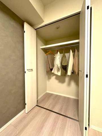 コーポ押上の収納|生活感をさりげなく隠す収納スペースが、インテリアを美しく整え、空間に広がりとゆとりをもたらします。細部までこだわった設計が、上質で心地よい暮らしを実現します。