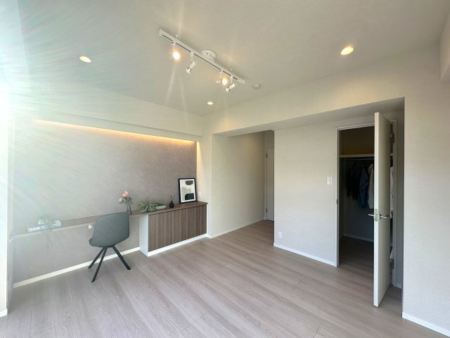 コーポ押上の洋室|明るさと落ち着きを兼ね備えた洋室。大きな窓から差し込む自然光が、心をやさしく満たしてくれる穏やかなプライベート空間です。