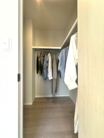 コーポ押上の収納|生活感をさりげなく隠す収納スペースが、インテリアを美しく整え、空間に広がりとゆとりをもたらします。細部までこだわった設計が、上質で心地よい暮らしを実現します。