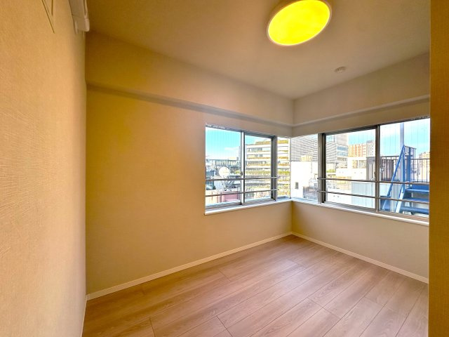 コーポ押上の洋室|明るさと落ち着きを兼ね備えた洋室。大きな窓から差し込む自然光が、心をやさしく満たしてくれる穏やかなプライベート空間です。