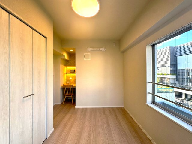 コーポ押上の洋室|家具のレイアウトも自由自在な洋室は、暮らす人のスタイルに寄り添える柔軟な一部屋。毎日をより快適に、自分らしく過ごせる場所です。