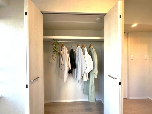 コーポ押上の収納|生活感をさりげなく隠す収納スペースが、インテリアを美しく整え、空間に広がりとゆとりをもたらします。細部までこだわった設計が、上質で心地よい暮らしを実現します。