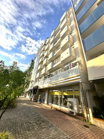 コーポ押上の外観|洗練されたフォルムと落ち着いた色調が、街並みにやさしく溶け込む佇まい。帰るたびに、心がふっと和らぐ外観です。