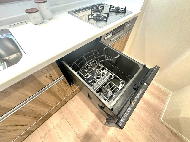 コーポ押上のキッチン|面倒な後片付けは食洗機におまかせ。空いた時間には、ソファでテレビを観ながらゆったりひと息。家事の負担を減らして、毎日に小さな余裕と心地よさをもたらします。