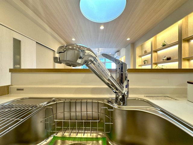 コーポ押上のキッチン|浄水機能付きの水栓は、安心でおいしい水がすぐ使える便利な設備。ハンドシャワーで使い勝手もよく、毎日の家事が快適になります。使い勝手と衛生面を両立した設計が、毎日の家事に小さな心地よさと楽しさをプラス。