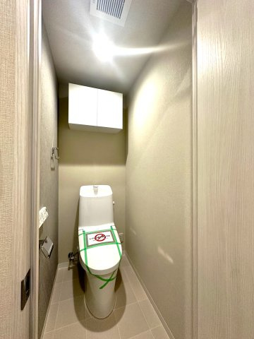 コーポ押上のトイレ|最新設備を備えたトイレは、快適性とスタイリッシュさを兼ね備えた空間。清潔感のある美しい内装とすっきりとしたデザインが、暮らしに心地よさをプラス。清潔・快適・美しさが調和した、上質なトイレ空間です。