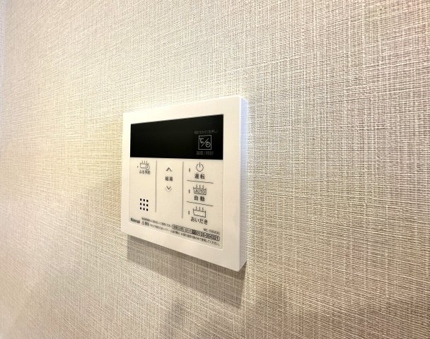 コーポ押上の発電・温水設備|ワンタッチ操作でお湯張りや追い焚きができるオートバスは、忙しい日々の中でも快適なバスタイムをサポート。湯温の調整や保温も自動で行えるため、いつでもちょうどいい温かさのお風呂が待っています。