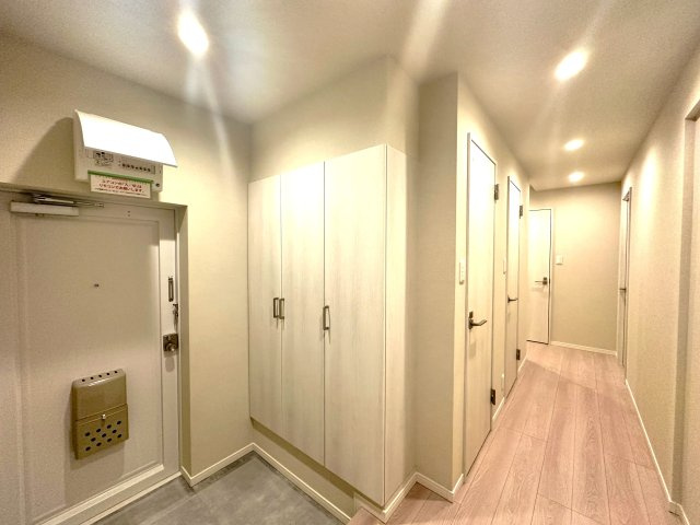 コーポ押上の玄関|落ち着いたデザインと広々とした空間が調和する玄関は、住まう人を温かく迎え入れます。毎日の出発と帰宅を心地よく包み込み、日常に上質なひとときをもたらしてくれる場所です。