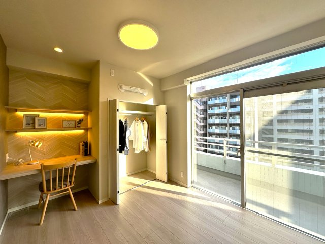 コーポ押上の洋室|ワークスペースを備えた機能的な洋室。オンとオフの切り替えを容易にし作業効率を向上させます。また、家の中が散らかりにくくなり、生活空間を有効活用できます。﻿