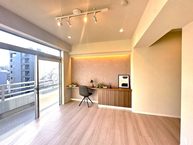 コーポ押上の洋室|たっぷりの自然光が差し込む洋室で、家族とのくつろぎ時間がいっそう心地よく広がる空間へ。