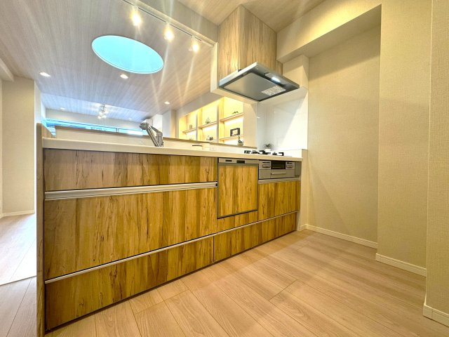 コーポ押上のキッチン|毎日の料理が楽しくなる、機能的でスタイリッシュなキッチン。収納も豊富で、すっきりとした空間を保ちながら、家族との会話が自然と生まれる心地よい場所です。