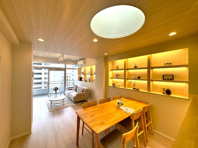 コーポ押上の居間・リビング|空間の広がりと柔らかな採光に包まれたリビングダイニング。毎日の暮らしに“ちょっと特別”を感じさせてくれる、住まいの中心となる空間です。