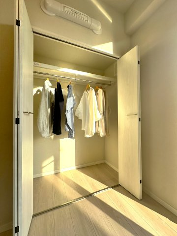 コーポ押上の収納|暮らしをすっきり整える豊富な収納スペースは、衣類から日用品まで余裕を持ってしまえ、いつも整った美しい住まいを保つことができます。快適な生活を支える頼もしい味方です。