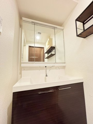 ルジェンテ・リベル上野稲荷町の独立洗面台|CGによる家具消し加工がしてございます