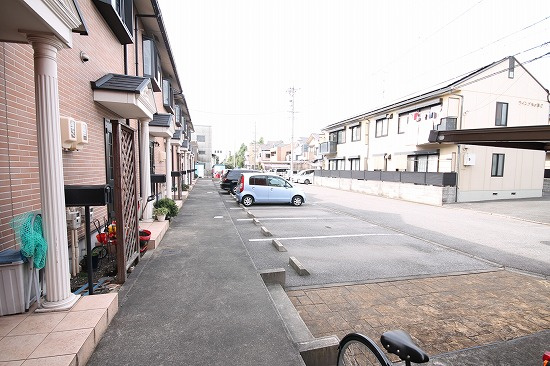 ファミーユ21の駐車場