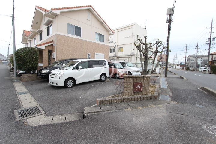 クレール翔の駐車場