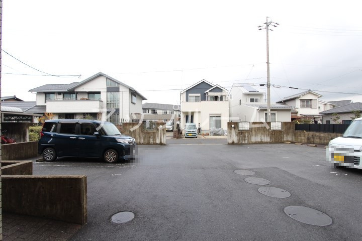 レージュ堀ノ内の駐車場