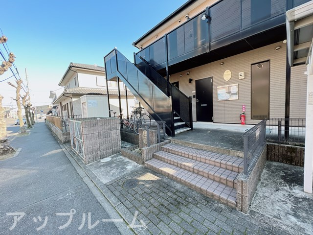 春日井市気噴町３丁目のアパートのエントランス