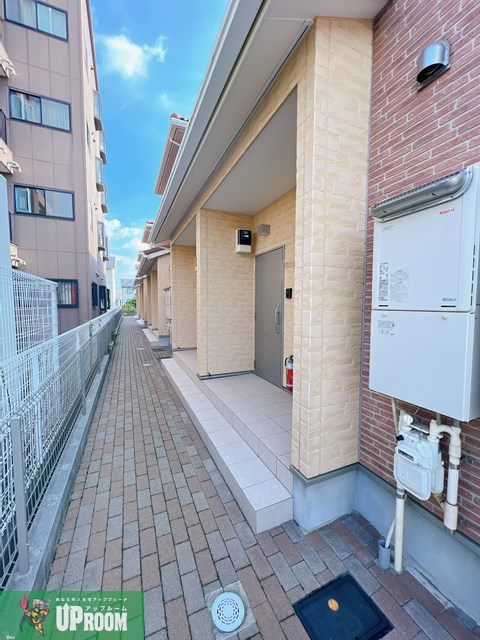 小牧市常普請３丁目のアパートのエントランス