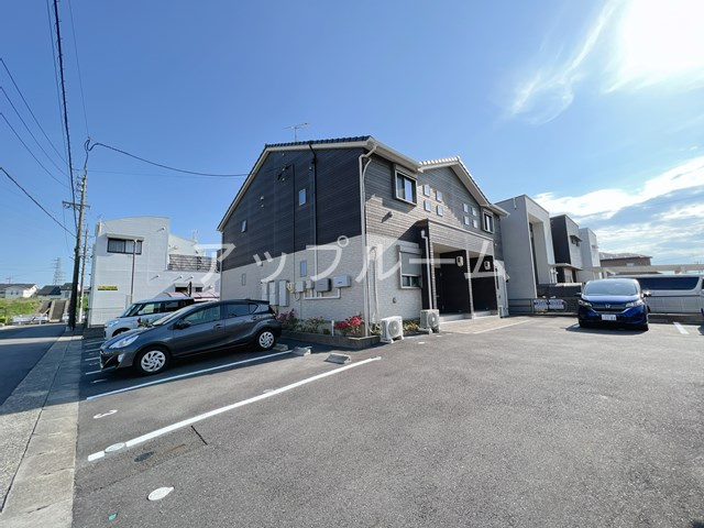 コンフォール片坪の駐車場