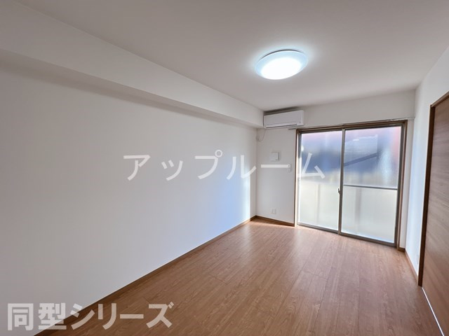 春日井市林島町２丁目のアパートの居間・リビング