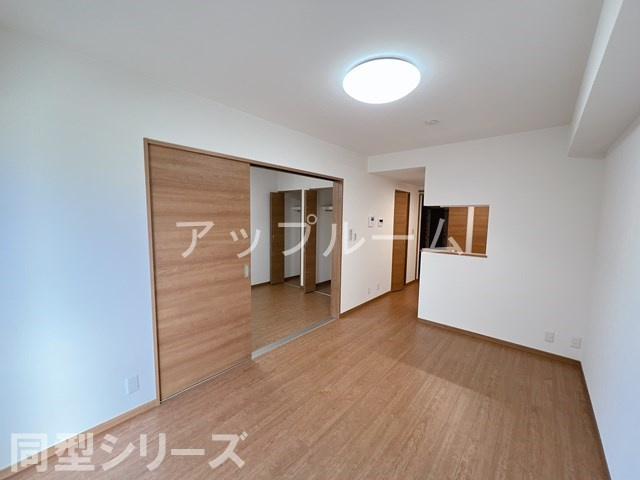 春日井市林島町２丁目のアパートの居間・リビング