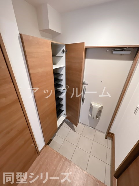 春日井市林島町２丁目のアパートの玄関
