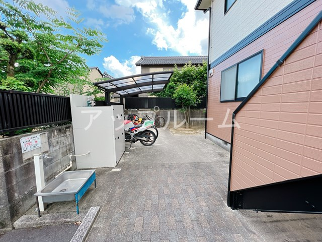 春日井市稲口町２丁目のアパートのエントランス