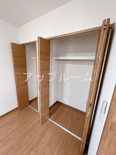 春日井市東野町西２丁目のアパートの収納