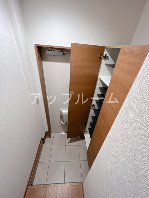 春日井市東野町西２丁目のアパートの玄関