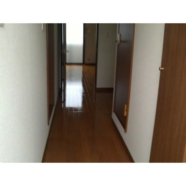 春日井市白山町５丁目のアパートのエントランス